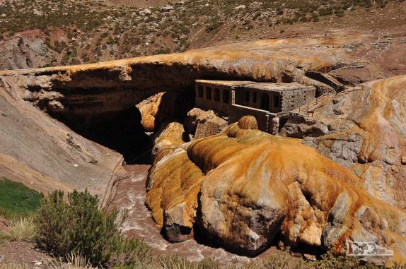 De volta à Puente del Inca, famosa por suas águas e banhos termais, hoje desativados, na região de Mendoza, oeste da Argentina
